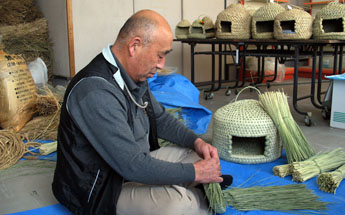 猫つぐら製作中の宮川名人 - 猫つぐら本舗